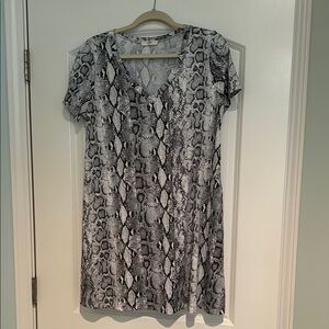 Entro Black and Gray Sheath Dress with V-Neck and Short Sleeves